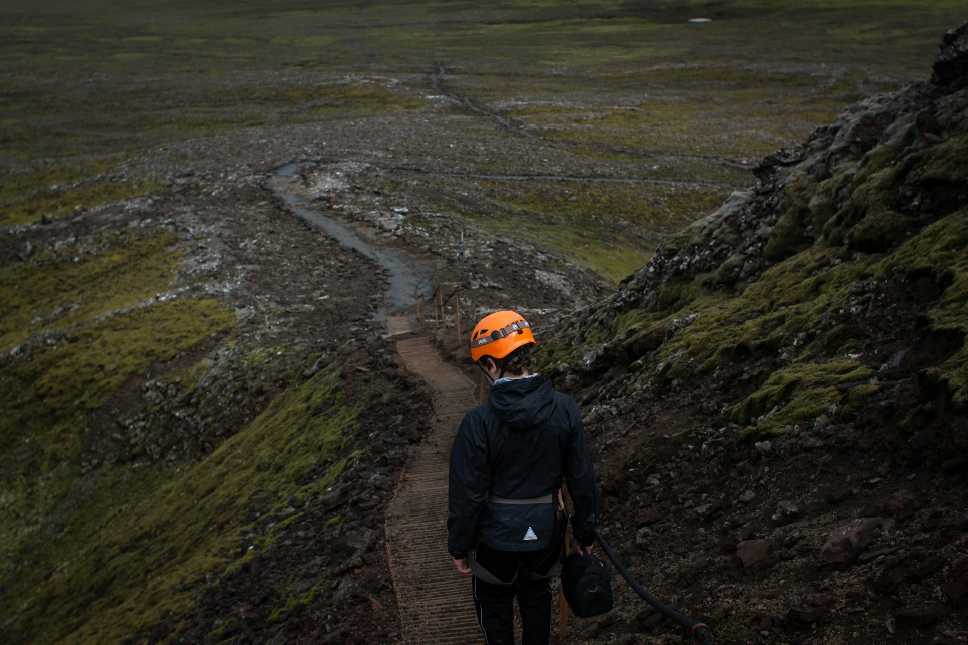 נופי הרי געש: טיול רגלי בוליווקניקה המפעילה באיסלנד