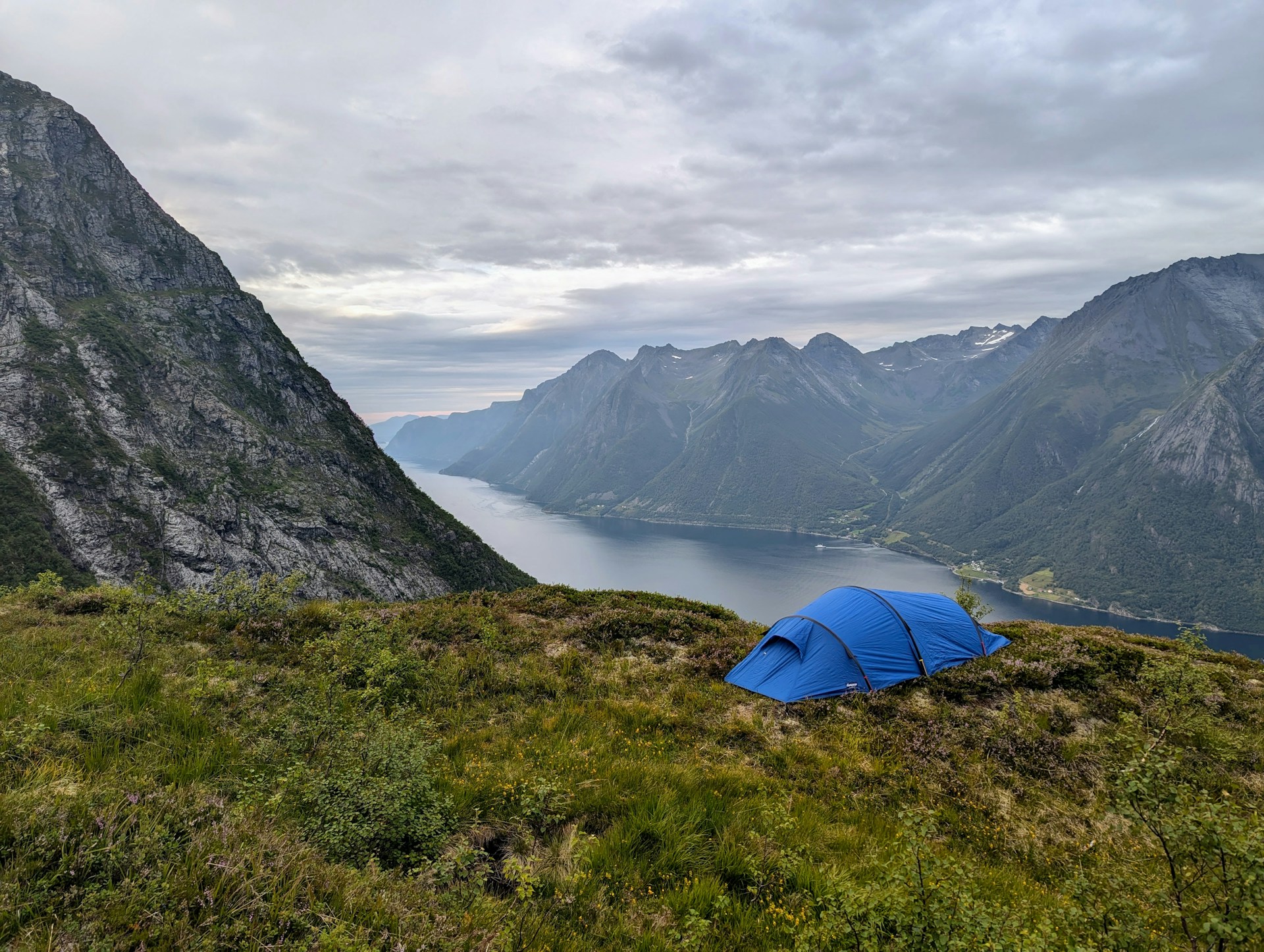 מדוע נורבגיה מרגישה ענקית בלי להרגיש עוינת: המדריך המלא לחוויית הטיול בישראל