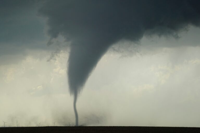 התנהגות בעת ס Tornado שחובה לדעת: מדריך בטיחות לתושבים באזורים מסתכני טורנדו