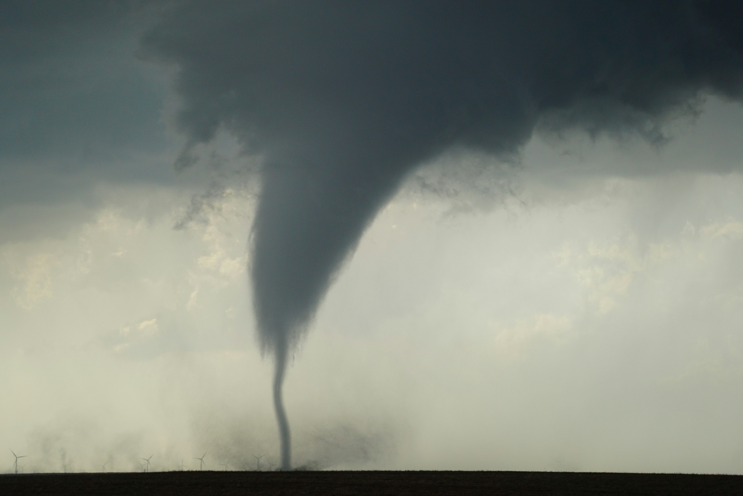 התנהגות בעת ס Tornado שחובה לדעת: מדריך בטיחות לתושבים באזורים מסתכני טורנדו