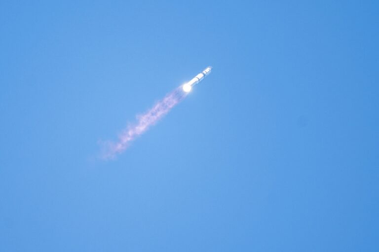 מגן החום של סטארשיפ של SpaceX מתמודד עם אתגר משמעותי לשימוש חוזר: מומחים מזהירים שטכנולוגיה קיימת עשויה להגביל את המשימות העתידיות