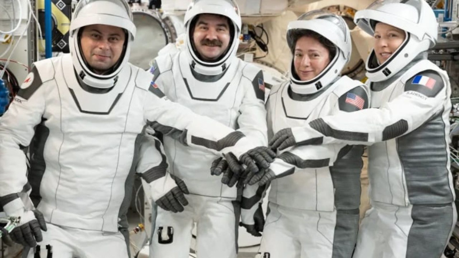  crew-12 אסטרונאוטים חוזרים לכדור הארץ אחרי 237 ימים: נחיתת מַחֲשִׁיבַת בַּיַּמָּה בְּהַרְאֵיָה לְהִתְעַמֵּן לְ-45 יָמִים