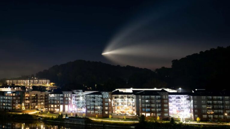 החברה SpaceX משגרת טיל עם ציור של "מדוזה בחלל" מעל חוף המזרח ועוד צופה חשב שזה שביט