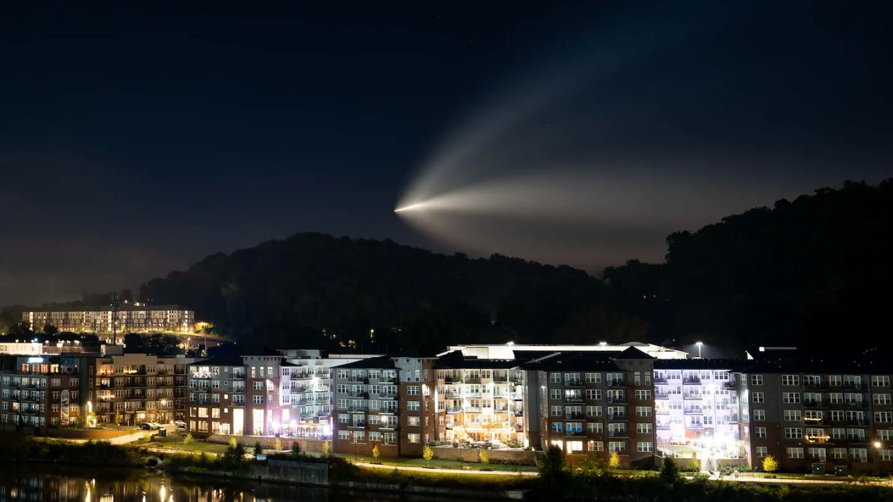 החברה SpaceX משגרת טיל עם ציור של "מדוזה בחלל" מעל חוף המזרח ועוד צופה חשב שזה שביט